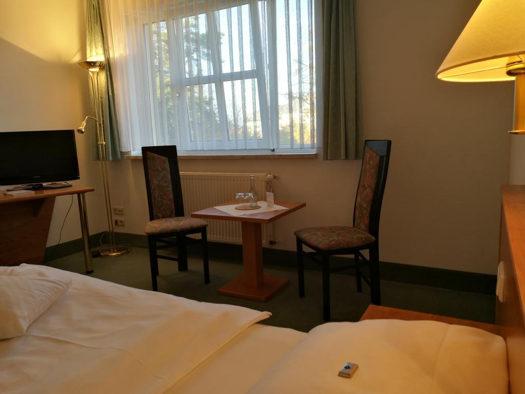 Hotel & Restaurant Bergfried Saalfeld Saale Buitenkant foto