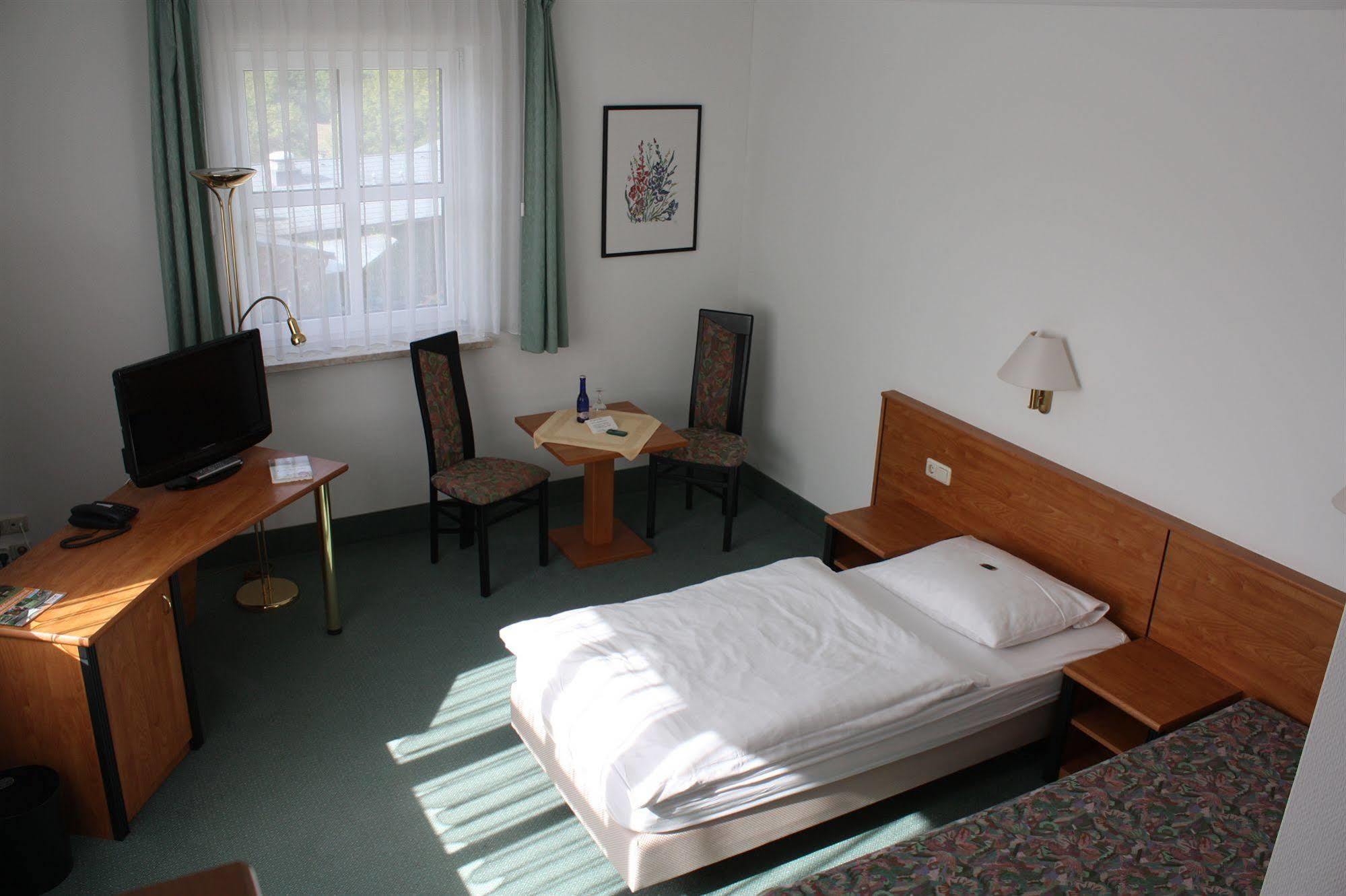 Hotel & Restaurant Bergfried Saalfeld Saale Buitenkant foto